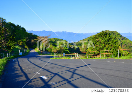 視界良好 天空の展望台付近から山並の眺め 東秩父村 視界良好 天空の展望台付近から山並の眺め 東秩父村 125978888