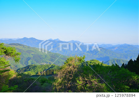 視界良好　天空の展望台付近から山並の眺め　東秩父村 125978894