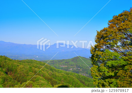 視界良好 天空の展望台付近から山並の眺め 東秩父村 視界良好 天空の展望台付近から山並の眺め 東秩父村 125978917