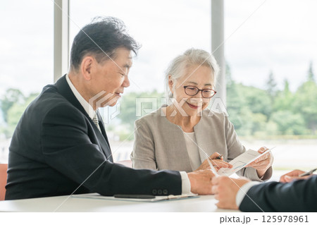 オフィスで会議,ミーティングするシニア世代のビジネスマン男女 125978961