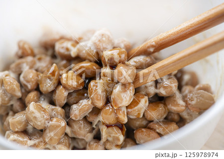 納豆を箸でかき混ぜる 125978974