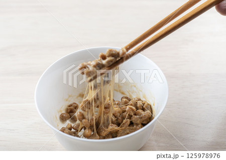 納豆を箸でかき混ぜる 納豆を箸でかき混ぜる 125978976