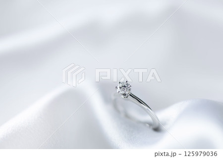 ダイヤモンドの結婚指輪 125979036