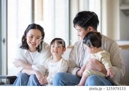 家の自宅のソファーでくつろぐ4人の幸せ日本人家族のみんなで笑顔の子育てイメージ クローズアップ 家の自宅のソファーでくつろぐ4人の幸せ日本人家族のみんなで笑顔の子育てイメージ クローズアップ 125979153