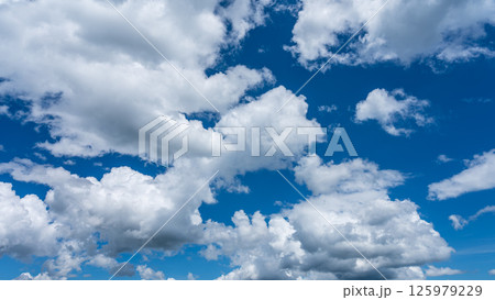 夏の爽やかな青空と白い積雲 125979229
