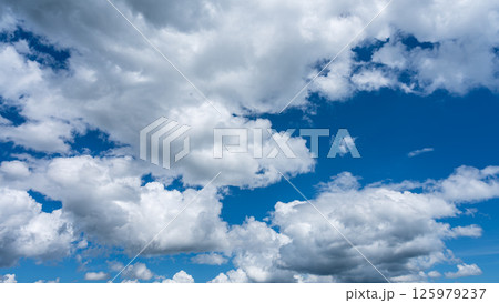 夏の爽やかな青空と白い積雲 125979237