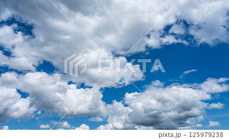 夏の爽やかな青空と白い積雲 夏の爽やかな青空と白い積雲 125979238