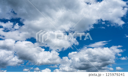 夏の爽やかな青空と白い積雲 125979241
