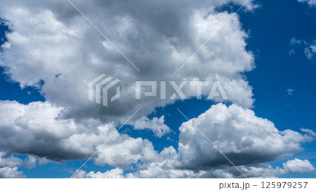 夏の爽やかな青空と白い積雲 夏の爽やかな青空と白い積雲 125979257