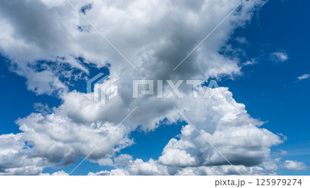 夏の爽やかな青空と白い積雲 125979274