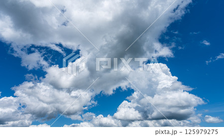 夏の爽やかな青空と白い積雲 125979275