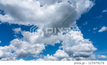 夏の爽やかな青空と白い積雲 夏の爽やかな青空と白い積雲 125979278