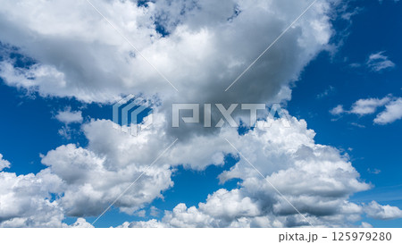 夏の爽やかな青空と白い積雲 125979280