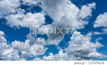 夏の爽やかな青空と白い積雲 125979290