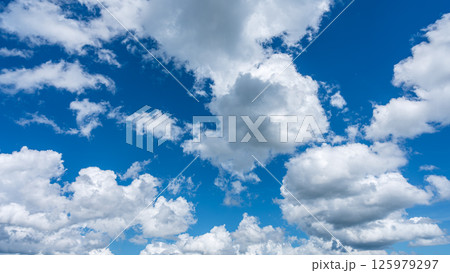 夏の爽やかな青空と白い積雲 125979297
