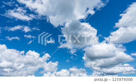 夏の爽やかな青空と白い積雲 夏の爽やかな青空と白い積雲 125979300
