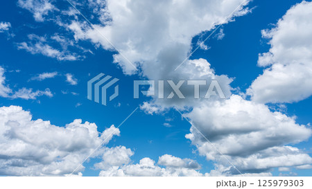 夏の爽やかな青空と白い積雲 125979303