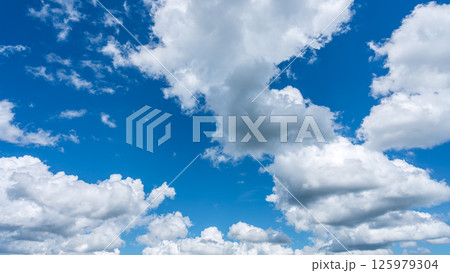 夏の爽やかな青空と白い積雲 125979304