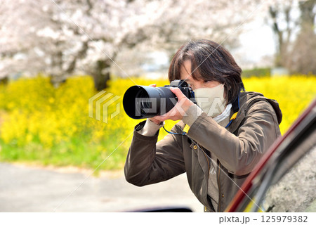カメラで写真を撮る女性 カメラで写真を撮る女性 125979382