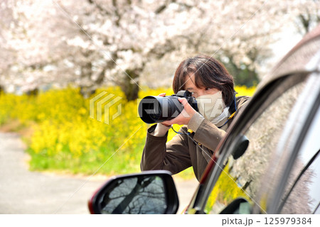 カメラで写真を撮る女性 カメラで写真を撮る女性 125979384