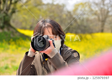 カメラで写真を撮る女性 125979397