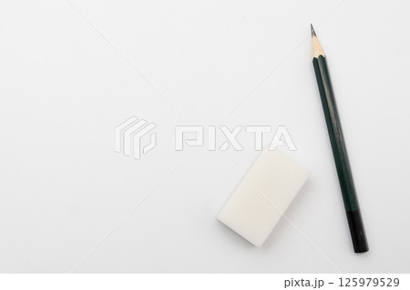 白背景に鉛筆と消しゴム 125979529