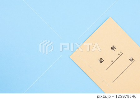 水色背景に給料袋 125979546