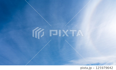 澄み渡る青空に広がる薄雲と太陽の神秘的な光環「ハロ現象」 澄み渡る青空に広がる薄雲と太陽の神秘的な光環「ハロ現象」 125979642