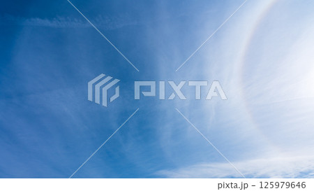 澄み渡る青空に広がる薄雲と太陽の神秘的な光環「ハロ現象」 澄み渡る青空に広がる薄雲と太陽の神秘的な光環「ハロ現象」 125979646