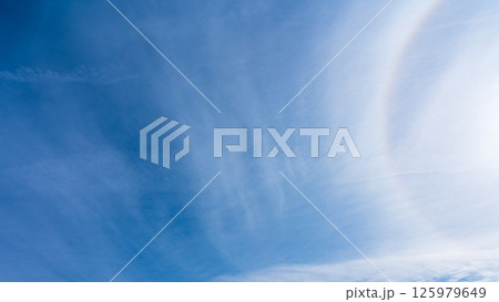澄み渡る青空に広がる薄雲と太陽の神秘的な光環「ハロ現象」 澄み渡る青空に広がる薄雲と太陽の神秘的な光環「ハロ現象」 125979649