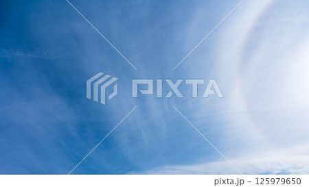澄み渡る青空に広がる薄雲と太陽の神秘的な光環「ハロ現象」 澄み渡る青空に広がる薄雲と太陽の神秘的な光環「ハロ現象」 125979650