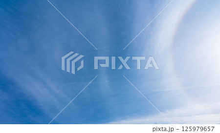 澄み渡る青空に広がる薄雲と太陽の神秘的な光環「ハロ現象」 澄み渡る青空に広がる薄雲と太陽の神秘的な光環「ハロ現象」 125979657
