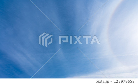 澄み渡る青空に広がる薄雲と太陽の神秘的な光環「ハロ現象」 澄み渡る青空に広がる薄雲と太陽の神秘的な光環「ハロ現象」 125979658