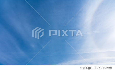 澄み渡る青空に広がる薄雲と太陽の神秘的な光環「ハロ現象」 澄み渡る青空に広がる薄雲と太陽の神秘的な光環「ハロ現象」 125979666