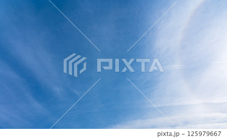 澄み渡る青空に広がる薄雲と太陽の神秘的な光環「ハロ現象」 澄み渡る青空に広がる薄雲と太陽の神秘的な光環「ハロ現象」 125979667