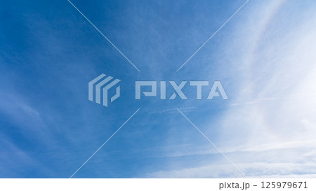 澄み渡る青空に広がる薄雲と太陽の神秘的な光環「ハロ現象」 125979671