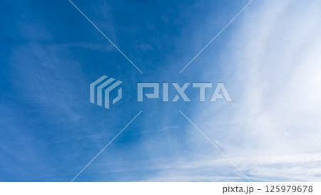 澄み渡る青空に広がる薄雲と太陽の神秘的な光環「ハロ現象」 澄み渡る青空に広がる薄雲と太陽の神秘的な光環「ハロ現象」 125979678