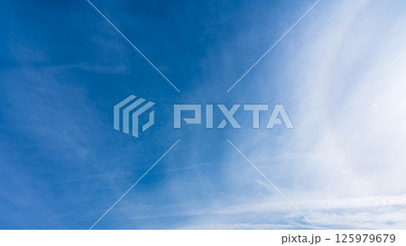 澄み渡る青空に広がる薄雲と太陽の神秘的な光環「ハロ現象」 澄み渡る青空に広がる薄雲と太陽の神秘的な光環「ハロ現象」 125979679