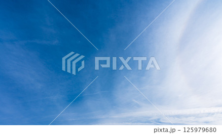 澄み渡る青空に広がる薄雲と太陽の神秘的な光環「ハロ現象」 澄み渡る青空に広がる薄雲と太陽の神秘的な光環「ハロ現象」 125979680