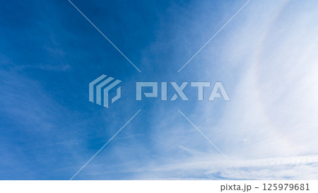 澄み渡る青空に広がる薄雲と太陽の神秘的な光環「ハロ現象」 澄み渡る青空に広がる薄雲と太陽の神秘的な光環「ハロ現象」 125979681