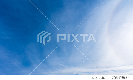 澄み渡る青空に広がる薄雲と太陽の神秘的な光環「ハロ現象」 澄み渡る青空に広がる薄雲と太陽の神秘的な光環「ハロ現象」 125979685