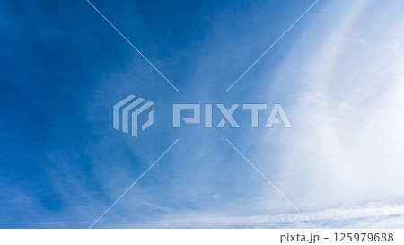 澄み渡る青空に広がる薄雲と太陽の神秘的な光環「ハロ現象」 澄み渡る青空に広がる薄雲と太陽の神秘的な光環「ハロ現象」 125979688