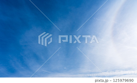 澄み渡る青空に広がる薄雲と太陽の神秘的な光環「ハロ現象」 澄み渡る青空に広がる薄雲と太陽の神秘的な光環「ハロ現象」 125979690