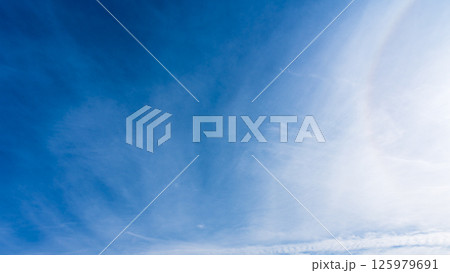 澄み渡る青空に広がる薄雲と太陽の神秘的な光環「ハロ現象」 澄み渡る青空に広がる薄雲と太陽の神秘的な光環「ハロ現象」 125979691