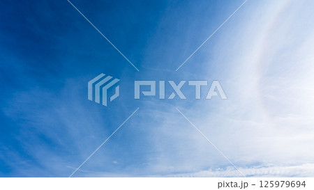 澄み渡る青空に広がる薄雲と太陽の神秘的な光環「ハロ現象」 澄み渡る青空に広がる薄雲と太陽の神秘的な光環「ハロ現象」 125979694