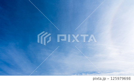 澄み渡る青空に広がる薄雲と太陽の神秘的な光環「ハロ現象」 澄み渡る青空に広がる薄雲と太陽の神秘的な光環「ハロ現象」 125979698