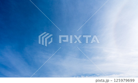 澄み渡る青空に広がる薄雲と太陽の神秘的な光環「ハロ現象」 澄み渡る青空に広がる薄雲と太陽の神秘的な光環「ハロ現象」 125979699