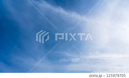 澄み渡る青空に広がる薄雲と太陽の神秘的な光環「ハロ現象」 澄み渡る青空に広がる薄雲と太陽の神秘的な光環「ハロ現象」 125979705