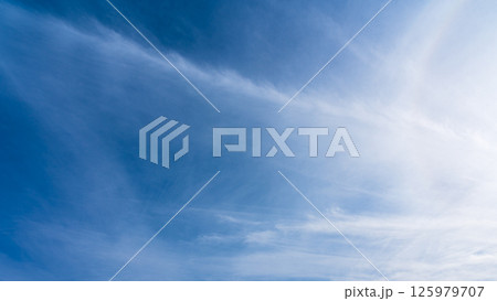 澄み渡る青空に広がる薄雲と太陽の神秘的な光環「ハロ現象」 125979707