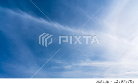 澄み渡る青空に広がる薄雲と太陽の神秘的な光環「ハロ現象」 澄み渡る青空に広がる薄雲と太陽の神秘的な光環「ハロ現象」 125979708